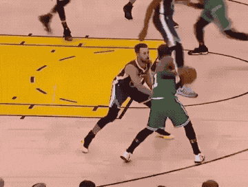 斯凯利晒穿齐达内、博格巴尤文球衣照，尤文球迷留言“快来”（斯凯利晒出身穿齐达内、博格巴款尤文球衣的照片，尤文球迷高呼：快来！）