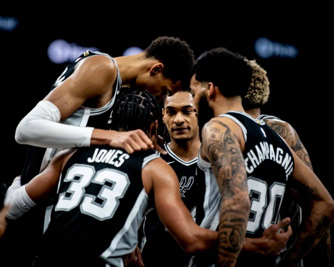 五粮液全球发售世界杯官方联名产品，打造中国白酒国际化“品效合一”新样本（五粮液世界杯官方联名全球发售，树立中国白酒出海“品效合一”新标杆）