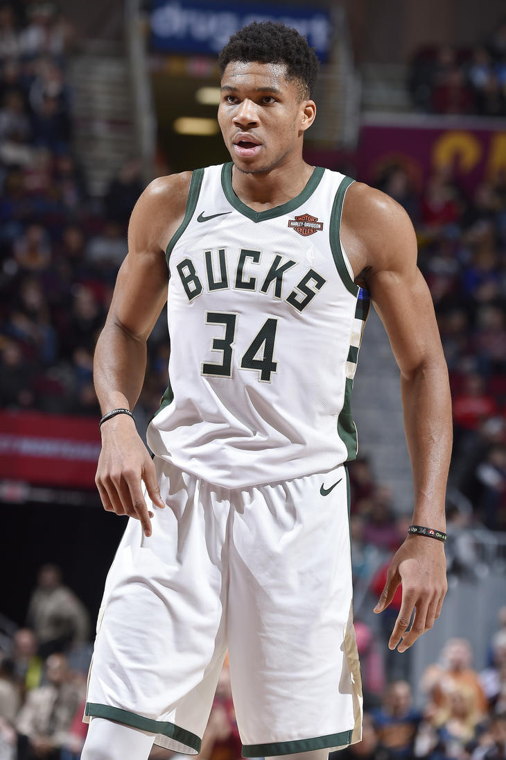 有传闻称雷吉隆未与前女友分手时就与现女友交往，被后者否认（网传雷吉隆与现任交往时尚未与前任分手，现女友辟谣）