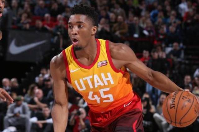 迈克·布朗：哈特整晚防字母哥都非常拼，唐斯进攻篮板很关键（迈克·布朗：哈特整场死守字母哥拼劲十足，唐斯的进攻篮板至关重要）