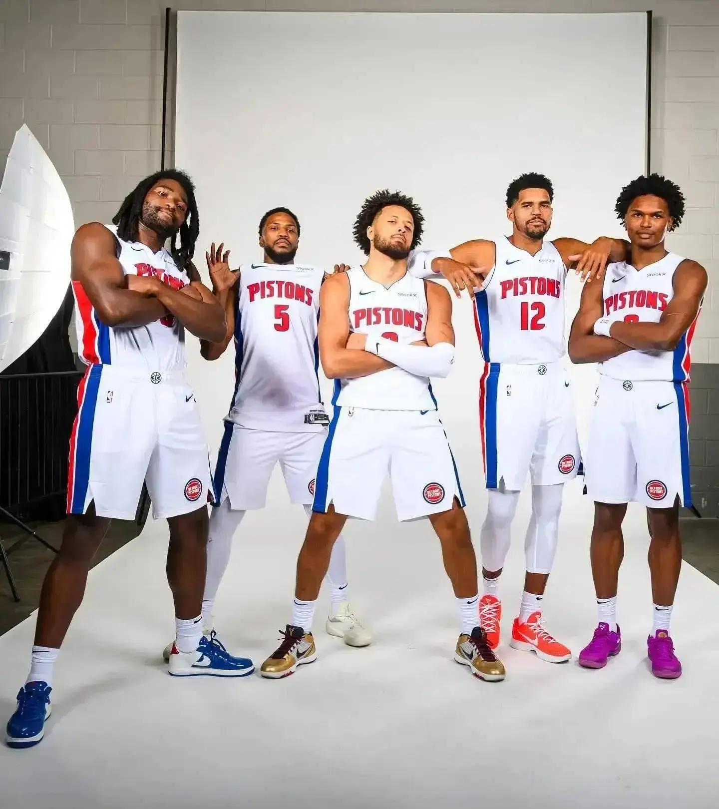 TA：曼联有B费1年选择续约条款，沙特、欧洲一些俱乐部关注他（英媒：曼联握有B费一年续约选项，沙特及多家欧洲俱乐部关注）