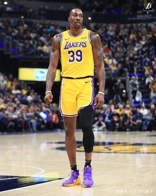 刘璇陪5岁女儿练体操，手持长棍严厉还疲惫，住300平豪宅又大又乱（刘璇陪5岁女儿练体操，手持长杆严厉带训显疲态，300平豪宅宽敞却杂乱）