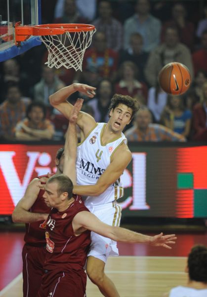 埃贝尔：诺伊尔仍是世界最佳门将之一；续约问题我们会联系他（埃贝尔称诺伊尔仍属世界顶尖门将；续约事宜将与其沟通）